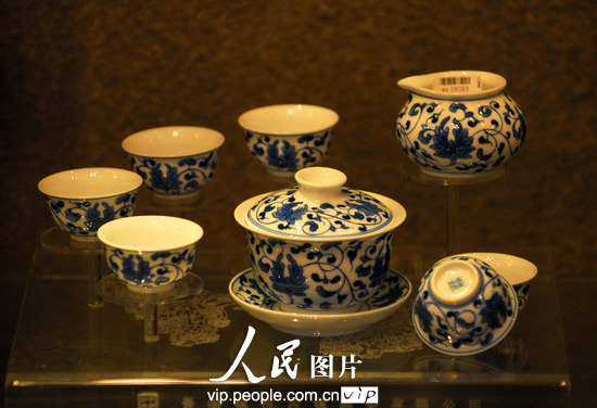 2013年5月12日，第六屆中國武漢茶業博覽交易會，製作精美的景德鎮陶瓷茶器具。