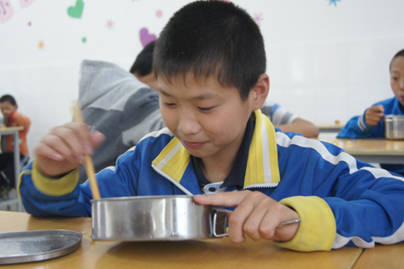 陳衝正在食堂吃飯