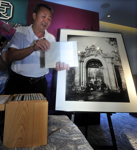 6月21日，台灣收藏家徐宗懋展示1873年拍攝的圓明園影像玻璃底片。這是至今確認最早的圓明園歷史影像，影像中圓明園西洋樓的主體建築仍清晰可見。新華社發（吳景騰 攝）