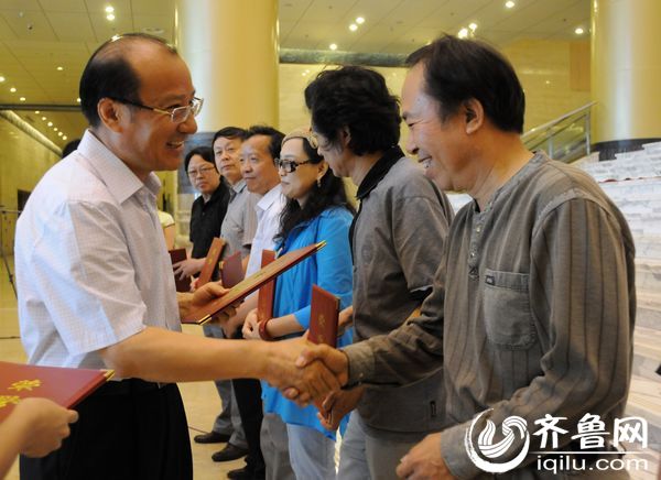 山東省副市長季緗綺為獲獎作者頒發榮譽證書