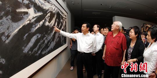 著名藝術家周韶華（前左二）陪同文化部副部長董偉（前左一）等參觀展覽。　鐘欣　攝