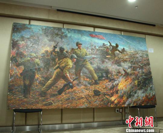 圖為朝鮮藝術家提供的戰爭題材油畫作品。　吳佳蔚　攝