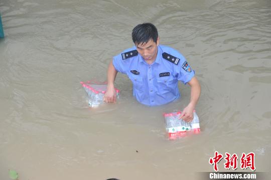 余姚民警感人救災照網上熱傳齊腰淌水送餐