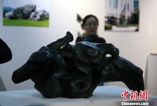 周鵬生的山水雕塑作品《雲消萬壑間》。　鄧霞　攝