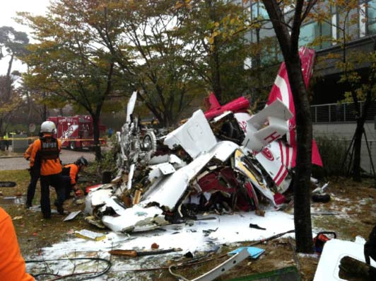 當地時間2013年11月16日，韓國首爾一架直升機撞上高層公寓後墜毀，已致2人死亡。（圖片來源：人民網）