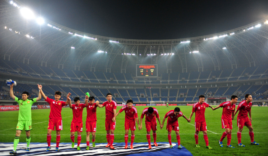 國足6-1戰勝新加坡後，場上隊員答謝球迷