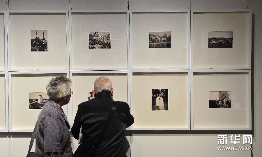 12月28日，市民在展覽現場參觀虔貞女校的歷史老照片。