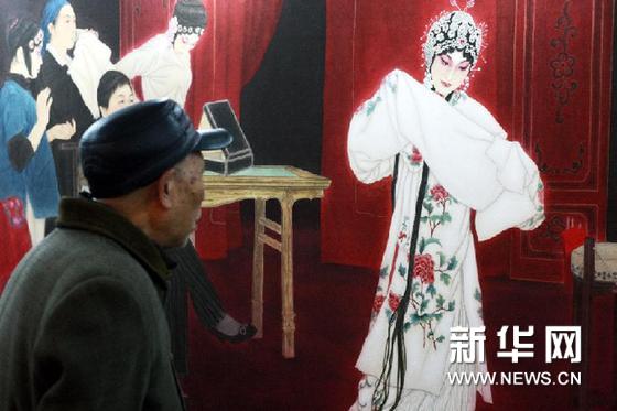   12月28日，一名參觀者在展覽上欣賞展品。新華網圖片 王永卓 攝