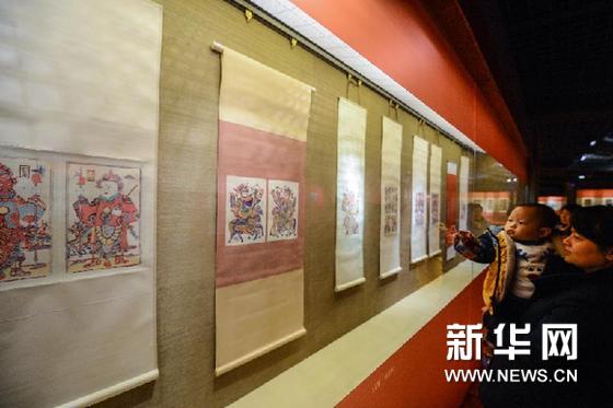  1月1日，市民在參觀年畫展。新華網圖片 徐昱 攝