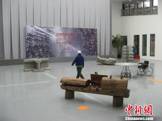     上海寶山國際民間藝術博覽館舉辦的“連接藝術與社會的‘盲文’——李秀勤雕塑二十年”8日揭幕。圖為展館一角。　于俊攝　攝