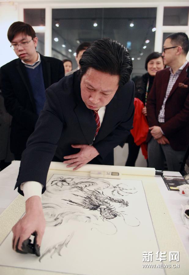 （1）1月9日，指墨藝術家李聰揚現場創作《龍在港》。