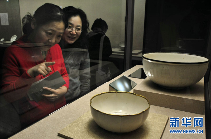 1月10日，觀眾在展廳內觀看定窯劃花蓮荷紋花式碗。