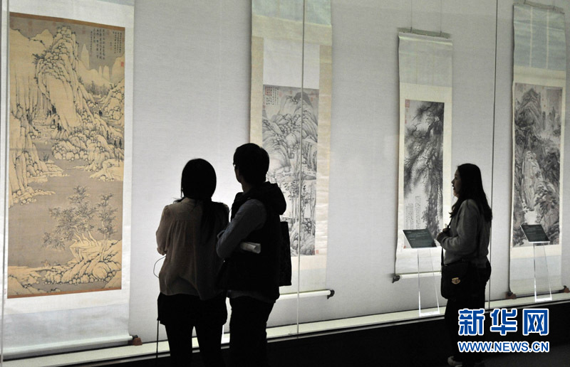 1月10日，參觀者在“明四大家特展——沈周”展上欣賞展品。