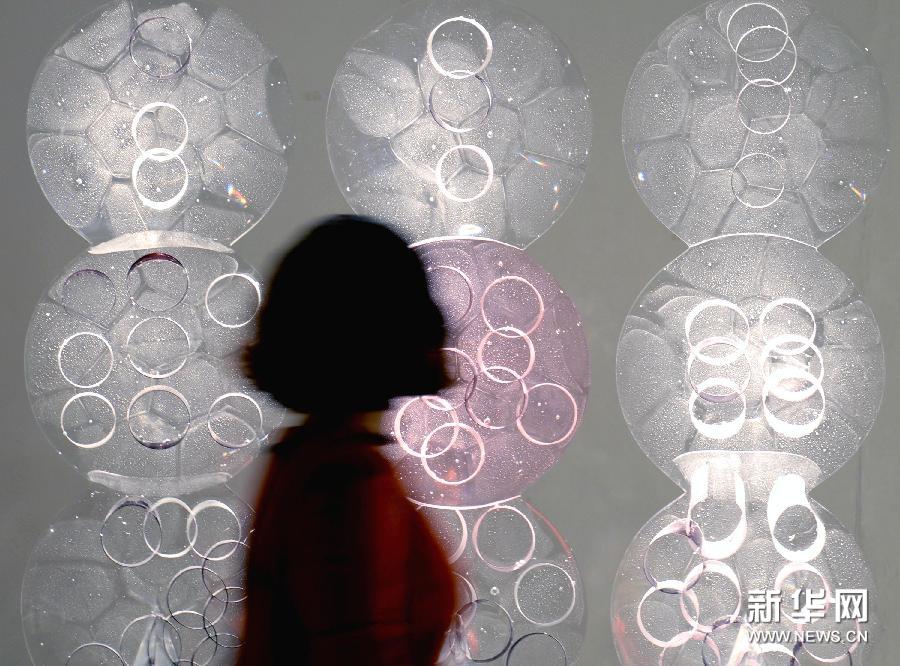  （2）1月13日，在杭州中國美術學院美術館，參觀者欣賞一件名為《透氣》的玻璃藝術作品。　