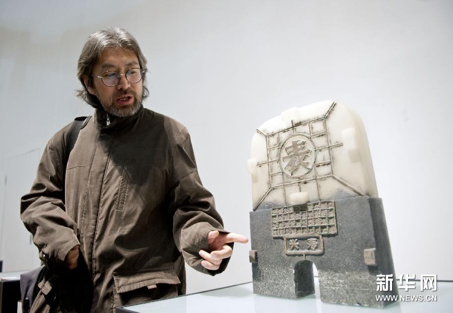     （6）1月13日，在杭州中國美術學院美術館，中國藝術家關東海在講解他創作的玻璃藝術作品《城門·表》。　
