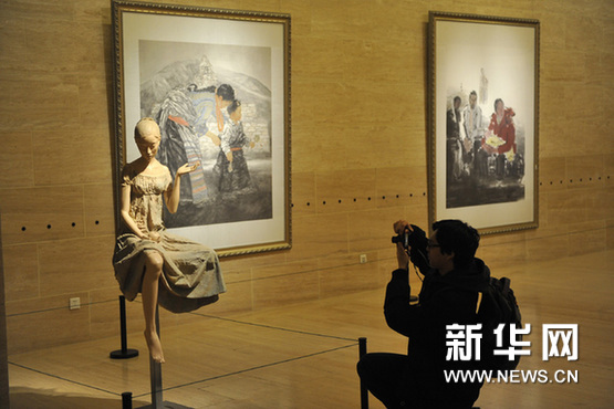   1月15日，一名出席展覽新聞會的記者在中國美術館拍攝一件即將展出的雕塑作品。新華網圖片 魯鵬 攝