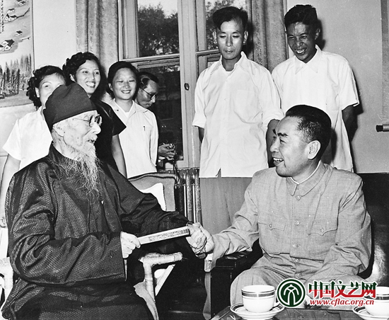 1956年9月1日，周恩來總理出席世界和平理事會“授予齊白石國際和平獎金儀式”並與齊白石親切交談。