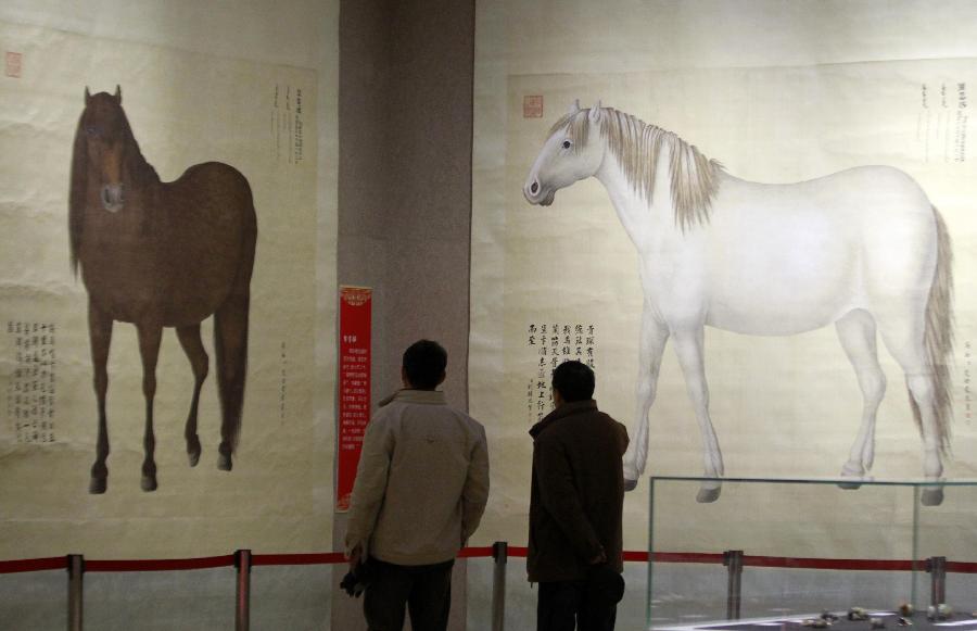 （3）1月22日，參觀者在南京博物院特展館欣賞清代宮廷西洋畫師艾啟蒙的巨幅畫作《八駿圖》。
