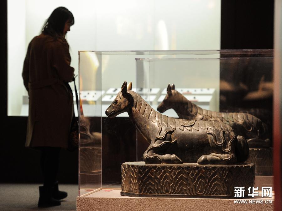 （2）1月23日，觀眾在首都博物館欣賞銅臥馬。
