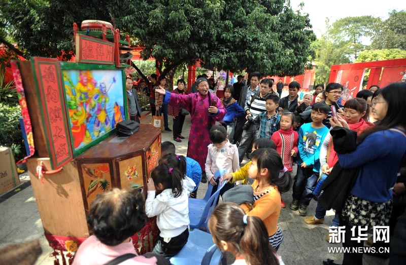 2月1日，在廣西南寧市人民公園第三屆春節廟會上，一名民間藝人在向人們介紹拉洋片。