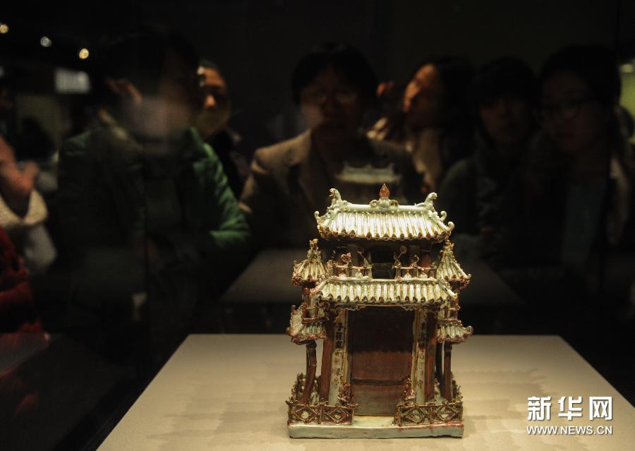  （3）2月24日，觀眾在首都博物館觀看展覽。