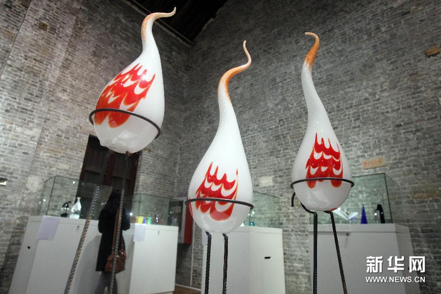   （3）2月28日在“中國當代玻璃藝術展”現場拍攝的楊世儒作品《和聲》。