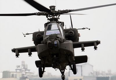 臺軍阿帕契直升機墜毀民宅屋頂2名飛行員送醫急救