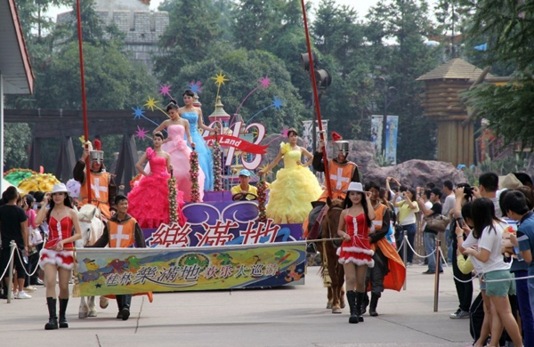 歡樂花車大巡遊，遊客們駐足拍照