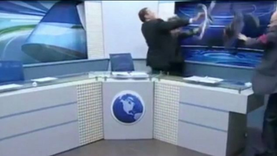 電視辯論嘉賓話不投機大打出手：抄起椅子亂砸