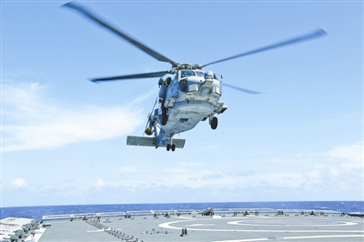 圖為美艦載直升機在海口艦降落