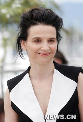 L'actrice française Juliette Binoche lors de la séance photo pour le film "Certified Copy", en compétition au 63e Festival de Cannes en France, le 18 mai 2010.