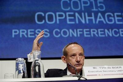 U.N. climate chief Yvo de Boer gestures during a press briefing at the Climate Summit in Copenhagen, Denmark, Thursday, Dec. 17, 2009.(AP Photo/Polfoto/Tariq Mikkel Khan)