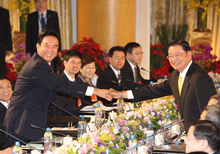 President of the Chinese mainland's Association for Relations Across the Taiwan Straits (ARATS) Chen Yunlin (L) shakes hands with Chairman of Taiwan's Straits Exchange Foundation (SEF) Chiang Pin-kung before their talks in Taichung, Dec. 22, 2009. ARATS President Chen Yunlin and SEF Chairman Chiang Pin-kung met for the fourth round of talks since the two sides of the Taiwan Strait resumed negotiations in June last year following a 10-year suspension.  (Xinhua Photo)