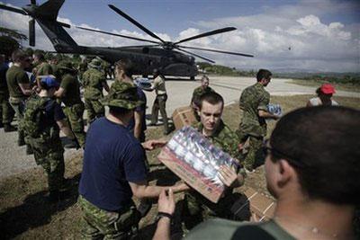 Canadian soldiers help unload relief supplies at the airport in Jacmel, Haiti, Wednesday, Jan. 20, 2010. (AP Photo/Ariana Cubillos)