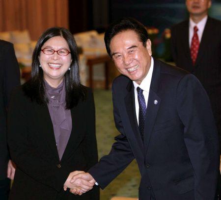 Chen Yunlin (L), president of the Chinese mainland's Association for Relations Across the Taiwan Straits (ARATS), meets with Taiwan's mainland affairs chief Lai Shin-yuan in Taichung of southeast China's Taiwan, Dec. 22, 2009. (Xinhua/Yuan Man)