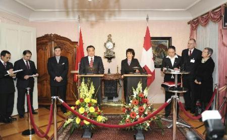 Chinese Vice Premier Li Keqiang(4th L) attends the joint press conference with President of the Swiss Confederation Doris Leuthard(4th R) in Bern, capital of Switzerland, on Jan. 26, 2010. Li Keqiang arrived in Zurich on Monday, kicking off his formal visit to Switzerland.(Xinhua/Xie Huanchi)