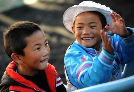 Dainzin Gyayang (L) and his sister Cango play together in the Lijiang Ethnic Orphanage in Lijiang City, southwest China錛噑 Yunnan Province, Oct. 24, 2009. (Xinhua/Qin Qing)
