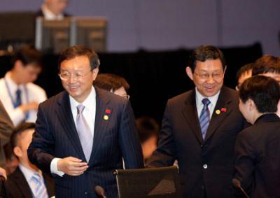 Chinese Foreign Minister Yang Jiechi (L) and Commerce Minister Chen Deming (R) arrive for the second day's session of the 21st APEC Ministerial Meeting to make the final preparations for the APEC Economic Leaders' Meeting slated for Nov. 14-15. (Xinhua/Xu Jinquan)