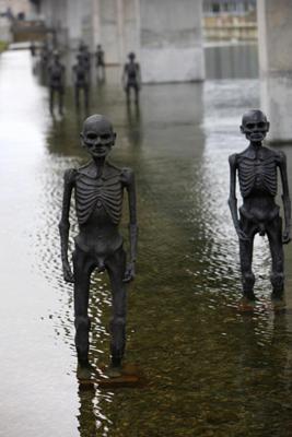 Sculptures representing the climate refugees are placed in water in Copenhagen, December 9, 2009.Climate change stands to drive as many as one billion people from their homes over the next four decades, the International Organization for Migration said in a study Tuesday.[Xinhua]