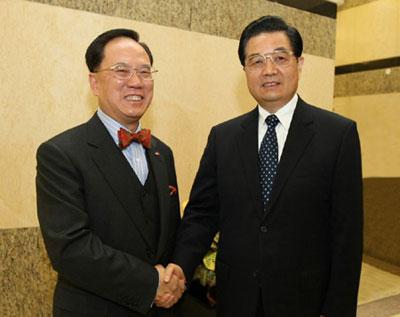 Chinese President Hu Jintao(R) shakes hands with Donald Tsang Yam-kuen, chief executive of the Hong Kong Special Administrative Region (SAR) in Macao SAR in south China on Dec. 19, 2009.(Xinhua)