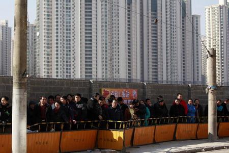 Passengers queue to buy train tickets to go home outside the Shanghai Railway Station January 26, 2010. [Photo/Agencies]