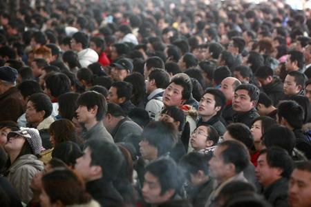 Passengers read information on an electronic screen for train tickets at the Shanghai Railway Station January 26, 2010.[Photo/Agencies]