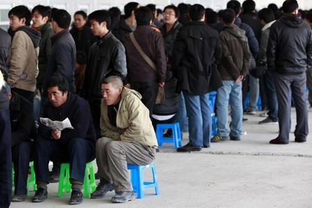 Passengers wait to buy train tickets to go home at the Shanghai Railway Station January 26, 2010. [Photo/Agencies]