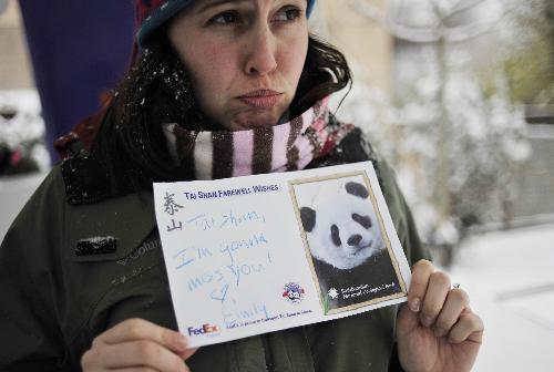 Emily presents her greeting words for giant panda Tai Shan during a farewell party at the National Zoo in Washington D.C., the United States, Jan. 30, 2010. (Xinhua/Zhang Jun)