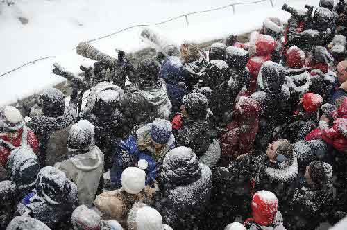 People attend a farewell party for giant panda Tai Shan at the National Zoo in Washington D.C., the United States, Jan. 30, 2010. (Xinhua/Zhang Jun)