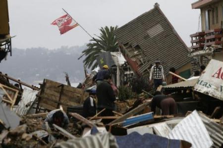 People search for things among debris in earthquake-and-tsunami-devastated Dichato town, some 30 kilometers north of Concepcion, Chile, March 1, 2010. The death toll from the 8.8-magnitude earthquake that hit Chile early Saturday has reached 723, the Chilean government said on Monday. More than 500 people were injured and at least 19 people are still unaccounted for, the National Emergency Office (Onemi) said. (Xinhua/Victor Rojas)