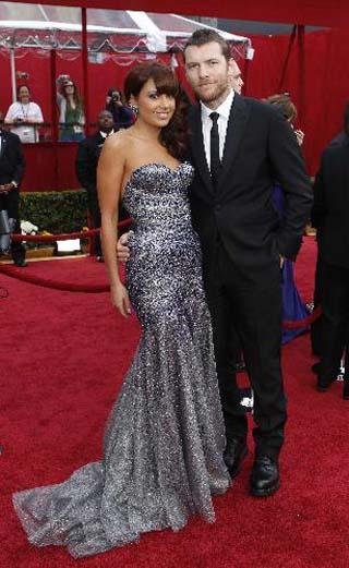 Sam Worthington of the movie "Avatar" and his girlfriend Natalie Mark arrive at the 82nd Academy Awards in Hollywood, March 7, 2010.(Xinhua/Reuters Photo)