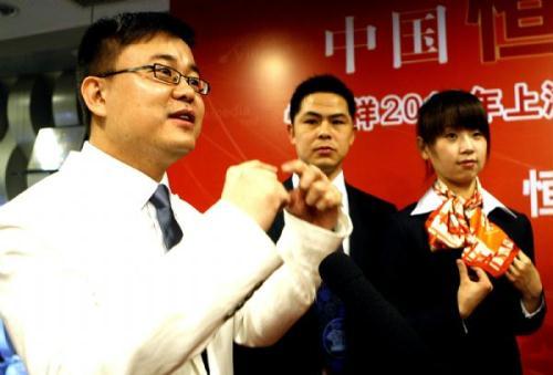 Ye Chaoying (L), the chief designer of the uniforms for the Chinese pavilion at the 2010 Shanghai World Expo, speaks during the unveiling ceremony in Shanghai, east China, April 15, 2010. The uniforms for the receptionists and staff members of the Chinese pavilion were unveiled on Thursday. The uniforms, which are environmentally friendly and high-tech, are designed under the theme of "Better Cities, Better Life". (Xinhua/Chen Fei)