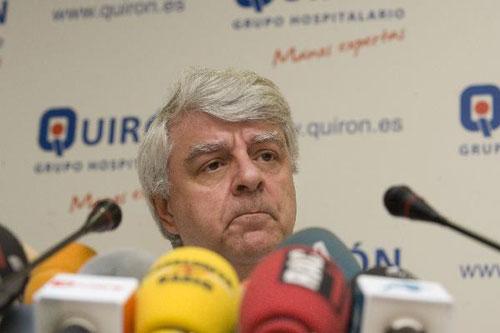 Quiron Hospital doctor Rafael Esteban Mur speaks at a news briefing on Samaranch's condition, in Barcelona, Spain, April 20, 2010. (Xinhua/Miguel Berasategui)