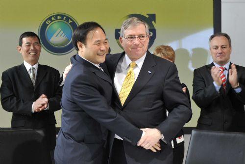 Geely Chairman Li Shufu (FRONT L) shakes hands with CFO of Ford Motor Company, Lewis Booth (FRONT R) after signing a deal in Goteborg of Sweden, March 28, 2010. China's Zhejiang Geely Holding Group signed a deal with Ford Motor Co. here on Sunday on the takeover of Sweden's Volvo Cars.(Xinhua/Wu Wei)